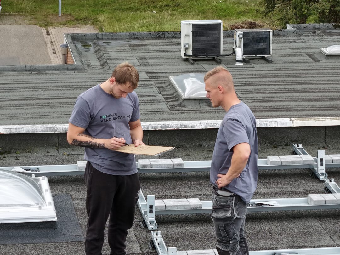 Konings Verduurzaming team aan het werk op een dak